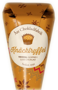 Knäcktryffel doppad i ljus choklad i dekorativ strut, från Åre Chokladfabrik